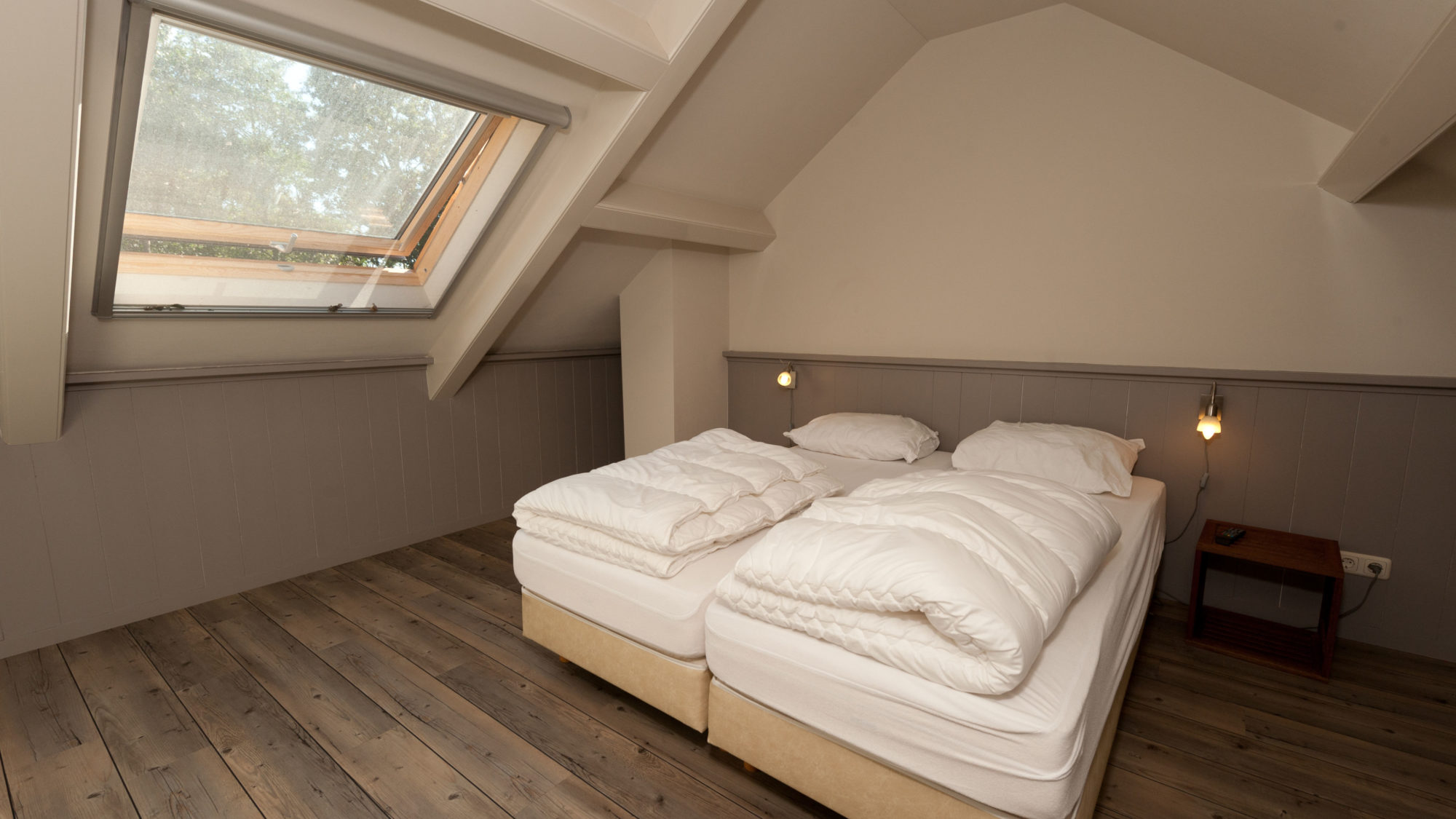 Master bedroom slaapkamer 2 personen enkele bedden Vakantiehuis 8 personen Midsland Noord Terschellingde Fuik