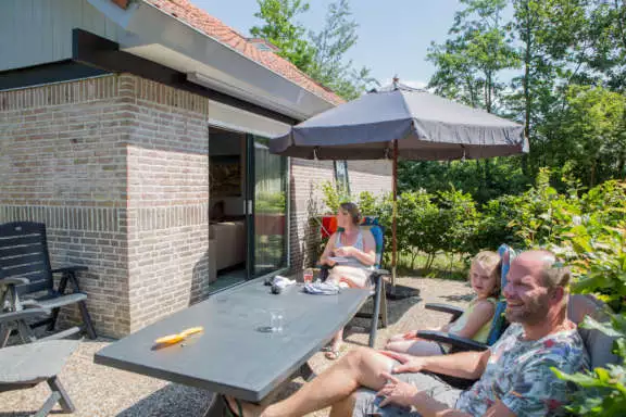 Terras terrasmeubilair gezinsterras speelgelegenheid openslaande deuren Vakantiehuis 8 personen Midsland Noord Terschelling