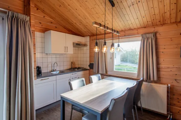 Keuken eettafel Finse bungalow 5 personen de Riesen Terschelling