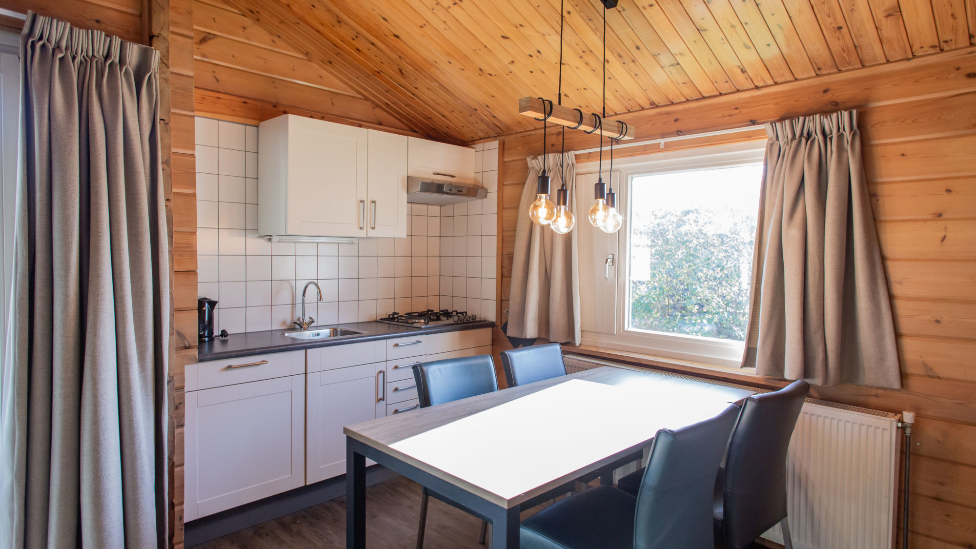 Keuken met eethoek Finse bungalow Infrarood Sauna de Riesen Terschelling