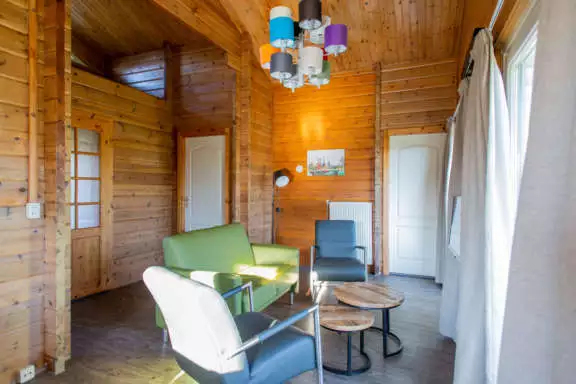 Woonkamer Finse bungalow Infrarood Sauna de Riesen Terschelling