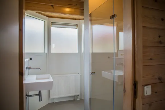 Douche wastafel badkamer Villabungalow openhaard Tjermelan Terschelling