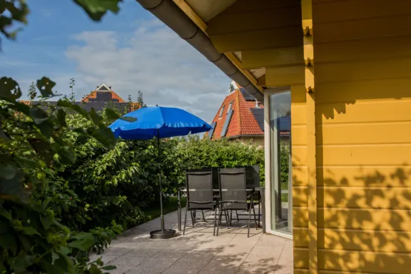 Terras tafel 4 stoelen parasol villabungalow Tjermelan Terschelling