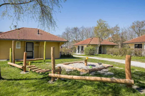 Houten hindernisbaan zandbak Villabungalow houtkachel whirlpool Tjermelan Terschelling