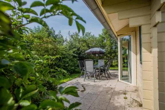 Betegeld terras 4 personen parasol Villabungalow houtkachel whirlpool Tjermelan Terschelling