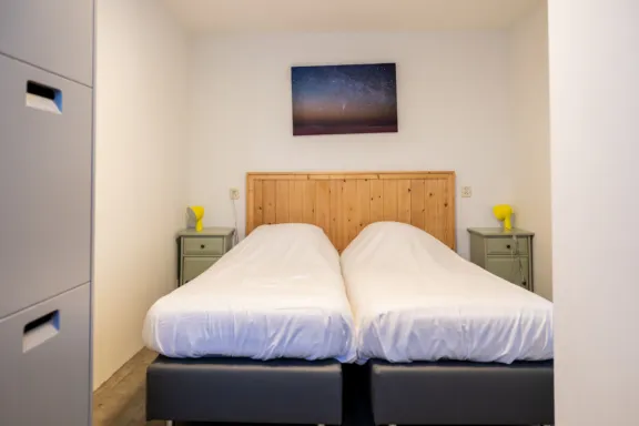 Slaapkamer 2 personen enkele bedden Hotel appartement bad douche Tjermelan Terschelling
