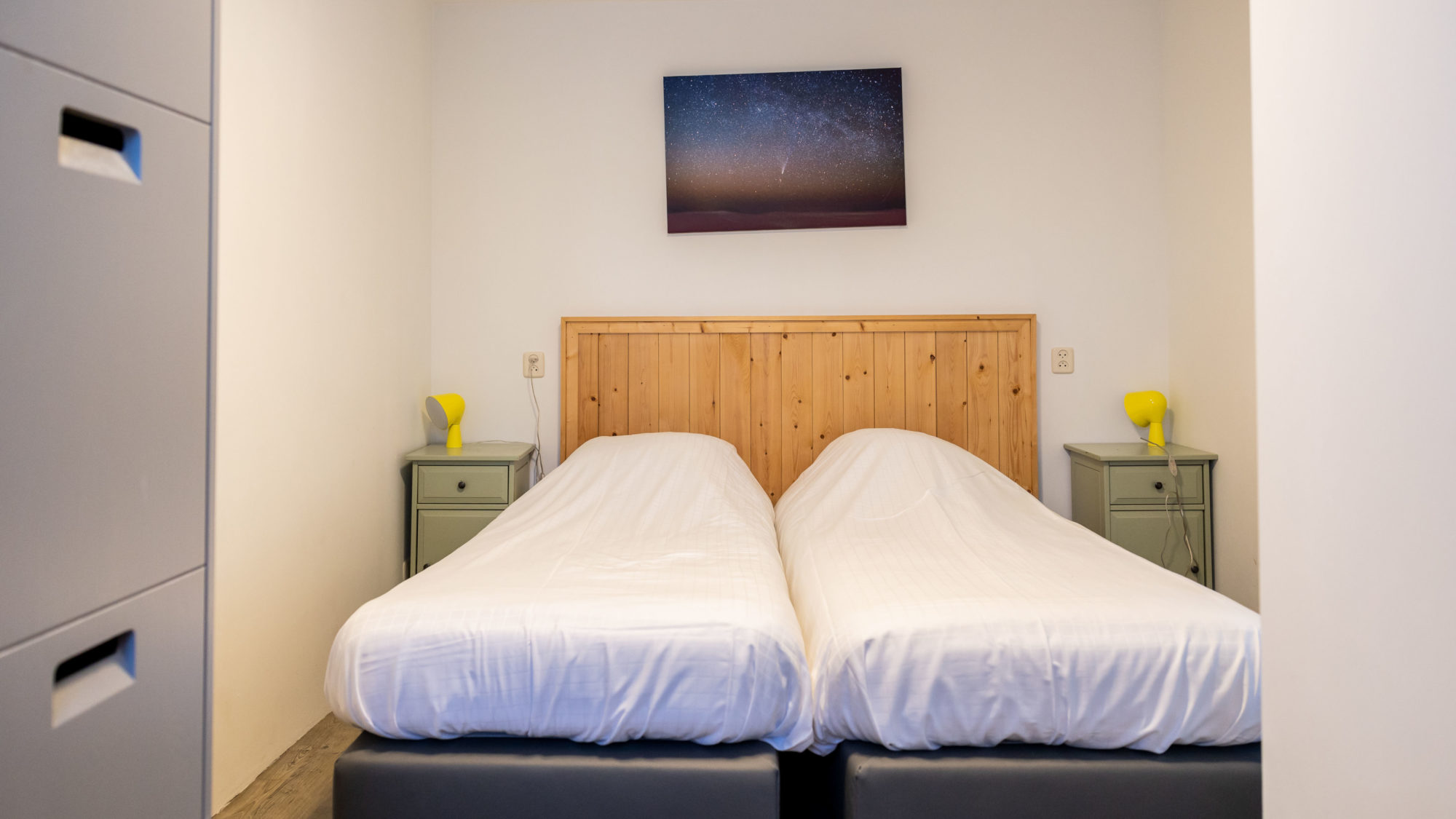 Dubbel eenpersoonsbed foto sterrenhemel Hotel appartement sauna Tjermelan Terschelling