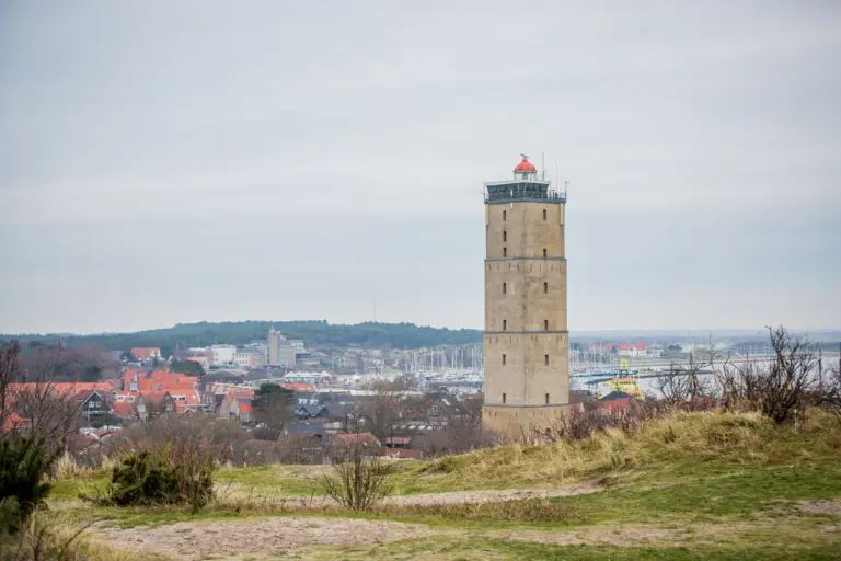 Vuurtoren de Brandaris en het duin dat West-Terschelling omringt