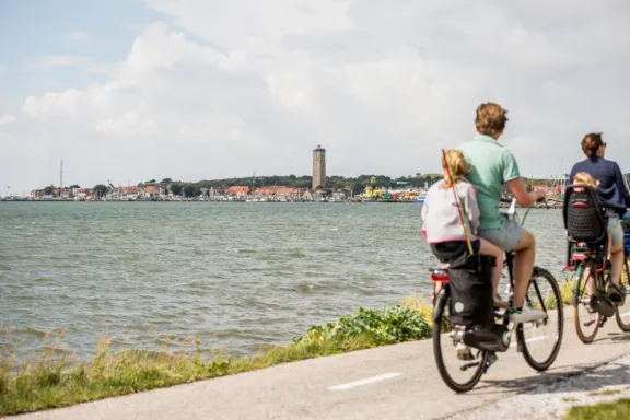 Kind achter op fiets vuurtoren terschelling