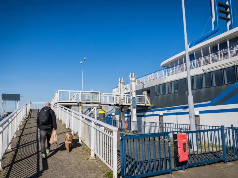 loopbrug en loopplank naar de veerboot Harlingen Terschelling